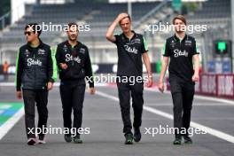 Zhou Guanyu (CHN) Sauber walks the circuit with the team. 24.10.2024. Formula 1 World Championship, Rd 20, Mexican Grand Prix, Mexico City, Mexico, Preparation Day.