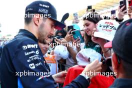 Esteban Ocon (FRA) Alpine F1 Team with fans. 24.10.2024. Formula 1 World Championship, Rd 20, Mexican Grand Prix, Mexico City, Mexico, Preparation Day.