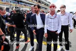 Mohammed Bin Sulayem (UAE) FIA President with Greg Maffei (USA) Liberty Media Corporation President and Chief Executive Officer on the grid. 05.05.2024. Formula 1 World Championship, Rd 6, Miami Grand Prix, Miami, Florida, USA, Race Day.