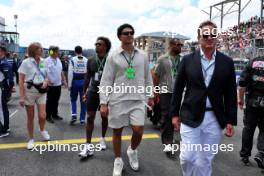 Jaelan Phillips (USA) Miami Dolphins Football Player and Tom Garfinkel (USA) Vice Chairman, President and Chief Executive Officer of the Miami Dolphins and Hard Rock Stadium on the grid. 05.05.2024. Formula 1 World Championship, Rd 6, Miami Grand Prix, Miami, Florida, USA, Race Day.