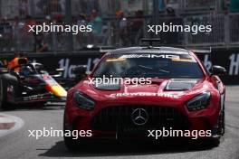 Max Verstappen (NLD) Red Bull Racing RB20 behind the Mercedes FIA Safety Car. 05.05.2024. Formula 1 World Championship, Rd 6, Miami Grand Prix, Miami, Florida, USA, Race Day.