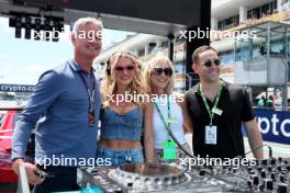 (L to R): David Coulthard (GBR) Channel 4 F1 Commentator; Anna De Ferran, DJ and Musical Artist; Angela Ferran (GBR); Luke De Ferran, on the grid. 04.05.2024. Formula 1 World Championship, Rd 6, Miami Grand Prix, Miami, Florida, USA, Sprint and Qualifying Day.