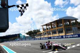 Race winner Abbi Pulling (GBR) Rodin Motorsport takes the chequered flag at the end of the race. 04.05.2024. FIA Formula Academy, Rd 2, Race 1, Miami, Florida, USA, Saturday.
