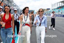 Susie Wolff (GBR) F1 Academy Managing Director on the grid (Right). 05.05.2024. FIA Formula Academy, Rd 2, Race 2, Miami, Florida, USA, Sunday.