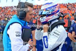 (L to R): Gaetan Jego, Williams Racing Race Engineer with Logan Sargeant (USA) Williams Racing on the grid. 25.08.2024. Formula 1 World Championship, Rd 15, Dutch Grand Prix, Zandvoort, Netherlands, Race Day.