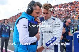 (L to R): Gaetan Jego, Williams Racing Race Engineer with Logan Sargeant (USA) Williams Racing on the grid. 25.08.2024. Formula 1 World Championship, Rd 15, Dutch Grand Prix, Zandvoort, Netherlands, Race Day.