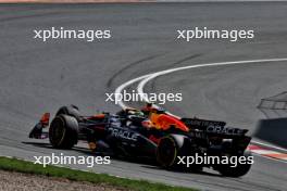 Lando Norris (GBR) McLaren MCL38 passes Max Verstappen (NLD) Red Bull Racing RB20 to take the lead of the race. 25.08.2024. Formula 1 World Championship, Rd 15, Dutch Grand Prix, Zandvoort, Netherlands, Race Day.