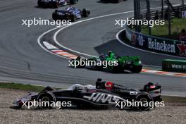 Kevin Magnussen (DEN) Haas VF-24 runs off the circuit. 25.08.2024. Formula 1 World Championship, Rd 15, Dutch Grand Prix, Zandvoort, Netherlands, Race Day.