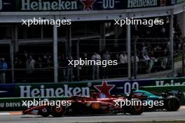 Fernando Alonso (ESP) Aston Martin F1 Team AMR24 and Carlos Sainz Jr (ESP) Ferrari SF-24 battle for position. 25.08.2024. Formula 1 World Championship, Rd 15, Dutch Grand Prix, Zandvoort, Netherlands, Race Day.