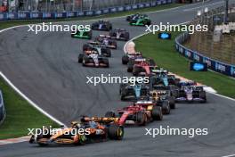 Oscar Piastri (AUS) McLaren MCL38 at the start of the race. 25.08.2024. Formula 1 World Championship, Rd 15, Dutch Grand Prix, Zandvoort, Netherlands, Race Day.