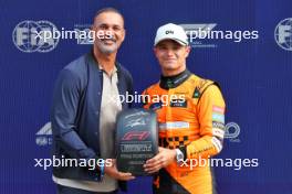 Ruud Gullit (NLD) Former Football Player and Manager presents the Pirelli Pole Position Award to Lando Norris (GBR) McLaren in qualifying parc ferme. 24.08.2024. Formula 1 World Championship, Rd 15, Dutch Grand Prix, Zandvoort, Netherlands, Qualifying Day.