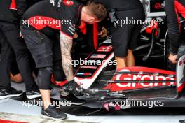 Damaged nosecone and front wing of Nico Hulkenberg (GER) Haas VF-24 who crashed in the third practice session. 24.08.2024. Formula 1 World Championship, Rd 15, Dutch Grand Prix, Zandvoort, Netherlands, Qualifying Day.