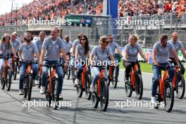 Circuit atmosphere - Drivers' Parade. 25.08.2024. Formula 1 World Championship, Rd 15, Dutch Grand Prix, Zandvoort, Netherlands, Race Day.