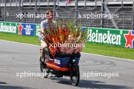 Circuit atmosphere - Drivers' Parade. 25.08.2024. Formula 1 World Championship, Rd 15, Dutch Grand Prix, Zandvoort, Netherlands, Race Day.