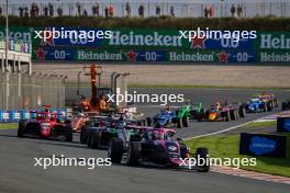 Abbi Pulling (GBR) Rodin Motorsport leads at the start of the race. 25.08.2024. FIA Formula Academy, Rd 4, Race 1, Zandvoort, Netherlands, Sunday.