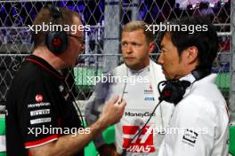 (L to R): Mark Slade (GBR) Haas F1 Team Race Engineer with Nico Hulkenberg (GER) Haas F1 Team and Ayao Komatsu (JPN) Haas F1 Team Principal on the grid. 09.03.2024. Formula 1 World Championship, Rd 2, Saudi Arabian Grand Prix, Jeddah, Saudi Arabia, Race Day.