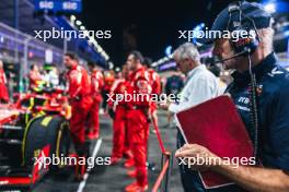 Adrian Newey (GBR) Red Bull Racing Chief Technical Officer looks at Oliver Bearman (GBR) Ferrari SF-24 Reserve Driver on the grid. 09.03.2024. Formula 1 World Championship, Rd 2, Saudi Arabian Grand Prix, Jeddah, Saudi Arabia, Race Day.