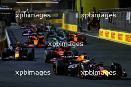 Max Verstappen (NLD) Red Bull Racing RB20 leads at the start of the race. 09.03.2024. Formula 1 World Championship, Rd 2, Saudi Arabian Grand Prix, Jeddah, Saudi Arabia, Race Day.