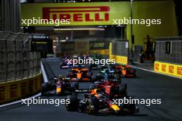 Max Verstappen (NLD) Red Bull Racing RB20 leads at the start of the race. 09.03.2024. Formula 1 World Championship, Rd 2, Saudi Arabian Grand Prix, Jeddah, Saudi Arabia, Race Day.
