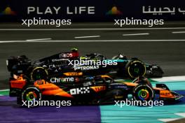 Oscar Piastri (AUS) McLaren MCL38 and Lewis Hamilton (GBR) Mercedes AMG F1 W15 battle for position. 09.03.2024. Formula 1 World Championship, Rd 2, Saudi Arabian Grand Prix, Jeddah, Saudi Arabia, Race Day.