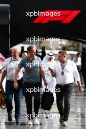 Oliver Mintzlaff (GER) Red Bull Managing Director (Centre) with Dr Helmut Marko (AUT) Red Bull Motorsport Consultant (Left). 09.03.2024. Formula 1 World Championship, Rd 2, Saudi Arabian Grand Prix, Jeddah, Saudi Arabia, Race Day.