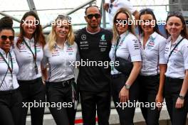 Lewis Hamilton (GBR) Mercedes AMG F1 with female members of the team. 09.03.2024. Formula 1 World Championship, Rd 2, Saudi Arabian Grand Prix, Jeddah, Saudi Arabia, Race Day.