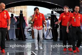 Carlos Sainz Jr (ESP) Ferrari back in the paddock a day following appendicitis surgery. 09.03.2024. Formula 1 World Championship, Rd 2, Saudi Arabian Grand Prix, Jeddah, Saudi Arabia, Race Day.
