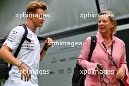 Mick Schumacher (GER) Mercedes AMG F1 Reserve Driver with Sabine Kehm (GER) Driver Manager. 20.09.2024. Formula 1 World Championship, Rd 18, Singapore Grand Prix, Marina Bay Street Circuit, Singapore, Practice Day.