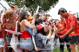 Carlos Sainz Jr (ESP) Ferrari with fans. 20.09.2024. Formula 1 World Championship, Rd 18, Singapore Grand Prix, Marina Bay Street Circuit, Singapore, Practice Day.