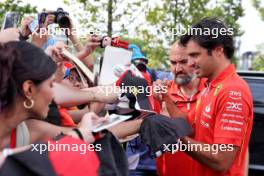 Carlos Sainz Jr (ESP) Ferrari SF-24 with fans. 20.09.2024. Formula 1 World Championship, Rd 18, Singapore Grand Prix, Marina Bay Street Circuit, Singapore, Practice Day.