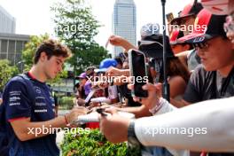 Franco Colapinto (ARG) Williams Racing with fans. 20.09.2024. Formula 1 World Championship, Rd 18, Singapore Grand Prix, Marina Bay Street Circuit, Singapore, Practice Day.