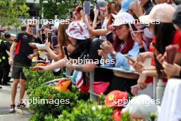 Nico Hulkenberg (GER) Haas F1 Team with fans. 20.09.2024. Formula 1 World Championship, Rd 18, Singapore Grand Prix, Marina Bay Street Circuit, Singapore, Practice Day.