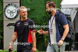 (L to R): Kevin Magnussen (DEN) Haas F1 Team with James Hinchcliffe (CDN). 20.09.2024. Formula 1 World Championship, Rd 18, Singapore Grand Prix, Marina Bay Street Circuit, Singapore, Practice Day.