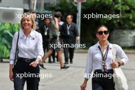 Susie Wolff (GBR) F1 Academy Managing Director (Left). 20.09.2024. Formula 1 World Championship, Rd 18, Singapore Grand Prix, Marina Bay Street Circuit, Singapore, Practice Day.