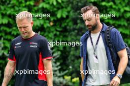 (L to R): Kevin Magnussen (DEN) Haas F1 Team with James Hinchcliffe (CDN). 20.09.2024. Formula 1 World Championship, Rd 18, Singapore Grand Prix, Marina Bay Street Circuit, Singapore, Practice Day.