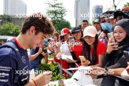 Franco Colapinto (ARG) Williams Racing with fans. 20.09.2024. Formula 1 World Championship, Rd 18, Singapore Grand Prix, Marina Bay Street Circuit, Singapore, Practice Day.