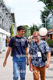 (L to R): Alexander Albon (THA) Williams Racing with his father Nigel Albon (GBR). 20.09.2024. Formula 1 World Championship, Rd 18, Singapore Grand Prix, Marina Bay Street Circuit, Singapore, Practice Day.