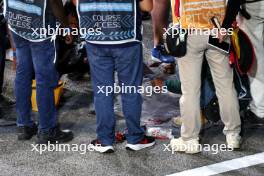 Circuit atmosphere - Niels Wittich (GER) FIA F1 Race Director oversees a manhole cover repair. 20.09.2024. Formula 1 World Championship, Rd 18, Singapore Grand Prix, Marina Bay Street Circuit, Singapore, Practice Day.