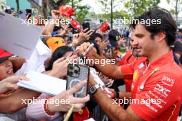 Carlos Sainz Jr (ESP) Ferrari SF-24 with fans. 20.09.2024. Formula 1 World Championship, Rd 18, Singapore Grand Prix, Marina Bay Street Circuit, Singapore, Practice Day.