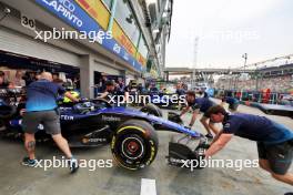 Franco Colapinto (ARG) Williams Racing FW46 and Alexander Albon (THA) Williams Racing FW46 in the pits. 20.09.2024. Formula 1 World Championship, Rd 18, Singapore Grand Prix, Marina Bay Street Circuit, Singapore, Practice Day.