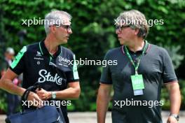 Alessandro Alunni Bravi (ITA) Sauber Managing Director and Team Representative (Left). 20.09.2024. Formula 1 World Championship, Rd 18, Singapore Grand Prix, Marina Bay Street Circuit, Singapore, Practice Day.