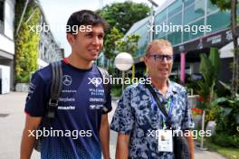 (L to R): Alexander Albon (THA) Williams Racing with his father Nigel Albon (GBR). 20.09.2024. Formula 1 World Championship, Rd 18, Singapore Grand Prix, Marina Bay Street Circuit, Singapore, Practice Day.