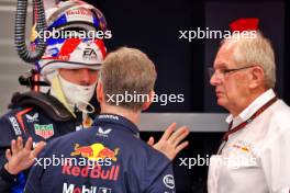 Max Verstappen (NLD) Red Bull Racing with Christian Horner (GBR) Red Bull Racing Team Principal and Dr Helmut Marko (AUT) Red Bull Motorsport Consultant. 20.09.2024. Formula 1 World Championship, Rd 18, Singapore Grand Prix, Marina Bay Street Circuit, Singapore, Practice Day.