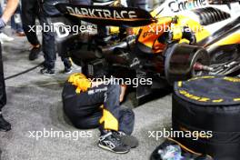 McLaren MCL38 of Lando Norris (GBR) McLaren worked on, on the grid. 22.09.2024. Formula 1 World Championship, Rd 18, Singapore Grand Prix, Marina Bay Street Circuit, Singapore, Race Day.