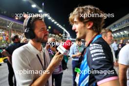 (L to R): Chris Medland (GBR) Journalist with Jack Doohan (AUS) Alpine F1 Team Reserve Driver on the grid. 22.09.2024. Formula 1 World Championship, Rd 18, Singapore Grand Prix, Marina Bay Street Circuit, Singapore, Race Day.