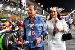 Chalerm Yoovidhya (THA) Red Bull Racing Co-Owner and his wife Daranee Yoovidhya (THA) on the grid. 22.09.2024. Formula 1 World Championship, Rd 18, Singapore Grand Prix, Marina Bay Street Circuit, Singapore, Race Day.