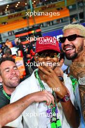 (L to R): Mark Cavendish (GBR) Cyclist with Mutaz Barsham (QAT) High Jumper and Miles Chamley-Watson (USA) Fencer on the grid. 22.09.2024. Formula 1 World Championship, Rd 18, Singapore Grand Prix, Marina Bay Street Circuit, Singapore, Race Day.