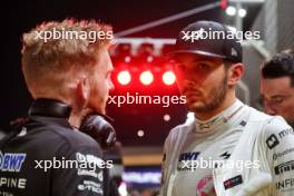 Esteban Ocon (FRA) Alpine F1 Team with Josh Peckett (GBR) Alpine F1 Team Race Engineer on the grid. 22.09.2024. Formula 1 World Championship, Rd 18, Singapore Grand Prix, Marina Bay Street Circuit, Singapore, Race Day.