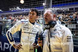 (L to R): Alexander Albon (THA) Williams Racing with James Urwin (GBR) Williams Racing Race Engineer on the grid. 22.09.2024. Formula 1 World Championship, Rd 18, Singapore Grand Prix, Marina Bay Street Circuit, Singapore, Race Day.