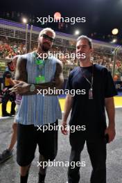 (L to R): Miles Chamley-Watson (USA) Fencer with Marc Hynes (GBR) on the grid. 22.09.2024. Formula 1 World Championship, Rd 18, Singapore Grand Prix, Marina Bay Street Circuit, Singapore, Race Day.